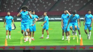 হামজাদের এক নজর দেখতে অনুশীলন মাঠে ভিড় করছেন শত শত সমর্থক।