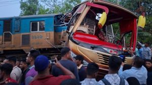 কুমিল্লায় ট্রেন ও যাত্রীবাহী বাসের সংঘর্ষকে ‘হিউম্যান ফেইলর’ বা মানবিক ত্রুটি হিসেবে দেখছে রেলওয়ে কর্তৃপক্ষ