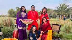 গানের শিল্পীরা ফটোসেশানে একসঙ্গে